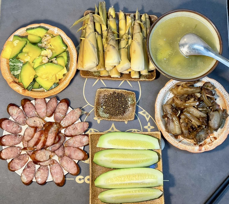 Măng lay luộc - Bí xào tôm - Lạp sườn - Thịt lợn đen rang cháy cạnh - Dưa chuột