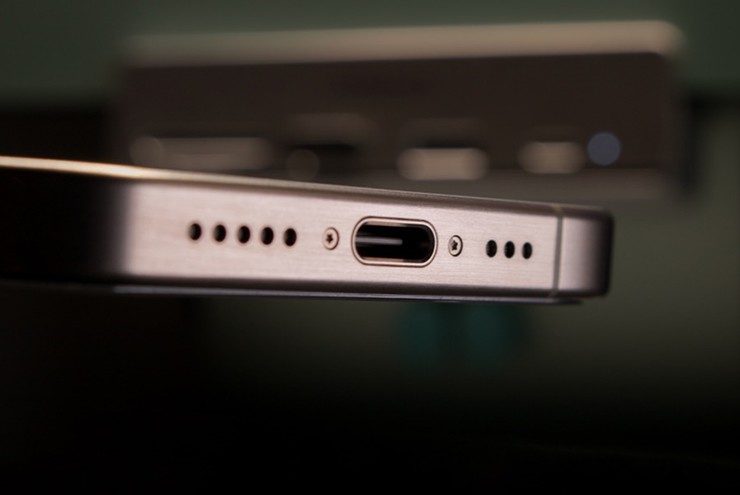 iPhone 15 là dòng iPhone đầu tiên hỗ trợ USB-C.