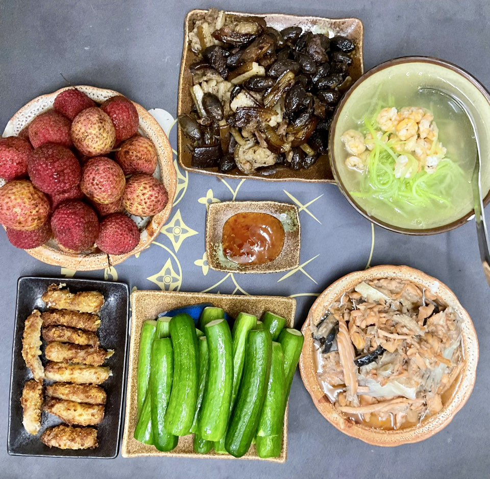 Lườn cá hồi xốt chua ngọt - Thịt kho trám - Canh tôm bầu - Nem chua rán - Dưa chuột, vải