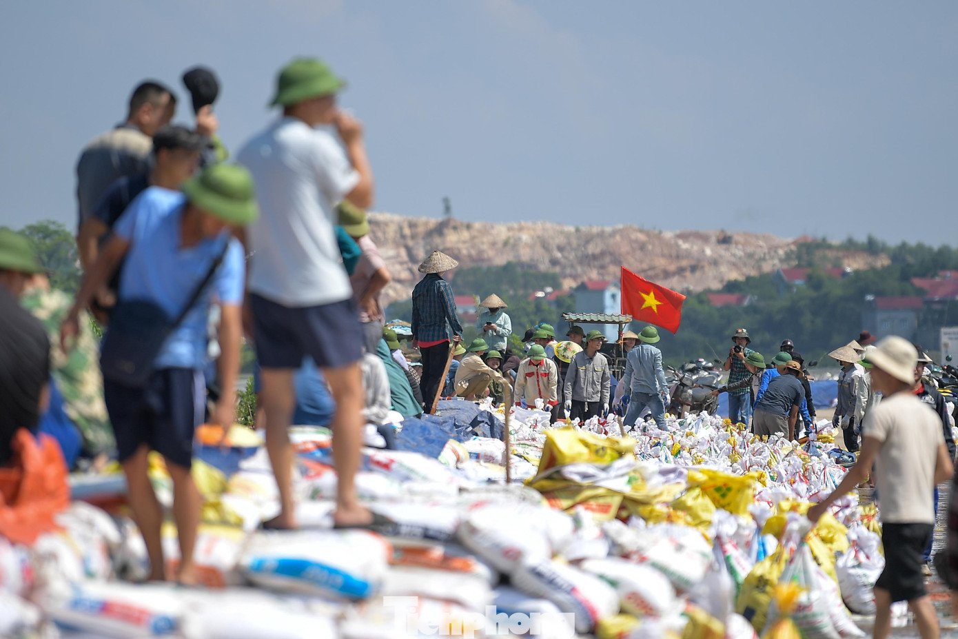 Căng mình giữ đê Đẩu Hàn giữa mưa lũ ở Bắc Ninh - 19