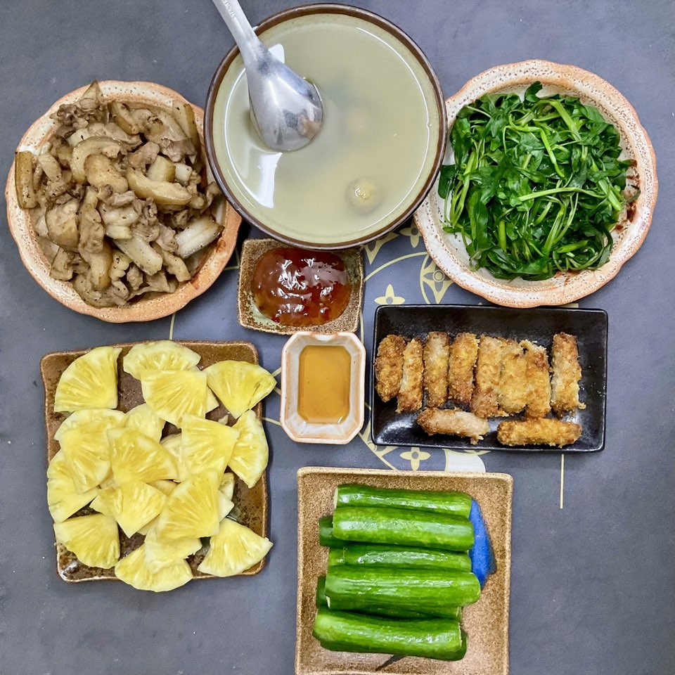 Nem thịt - Thịt rang tiêu - Rau muống luộc - Dứa, dưa chuột