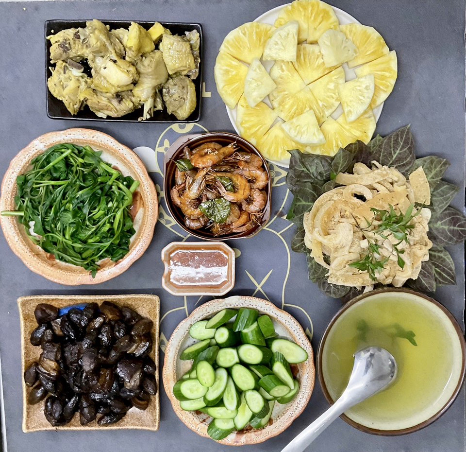 Gà xáo - Thịt kho trám - Bì bò bóp thính - Tôm rang lá chanh - Dưa chuột, dứa