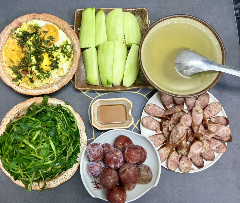 Trứng rán lá ngải - Lạp sườn - Rau luộc - Dưa chuột, mận