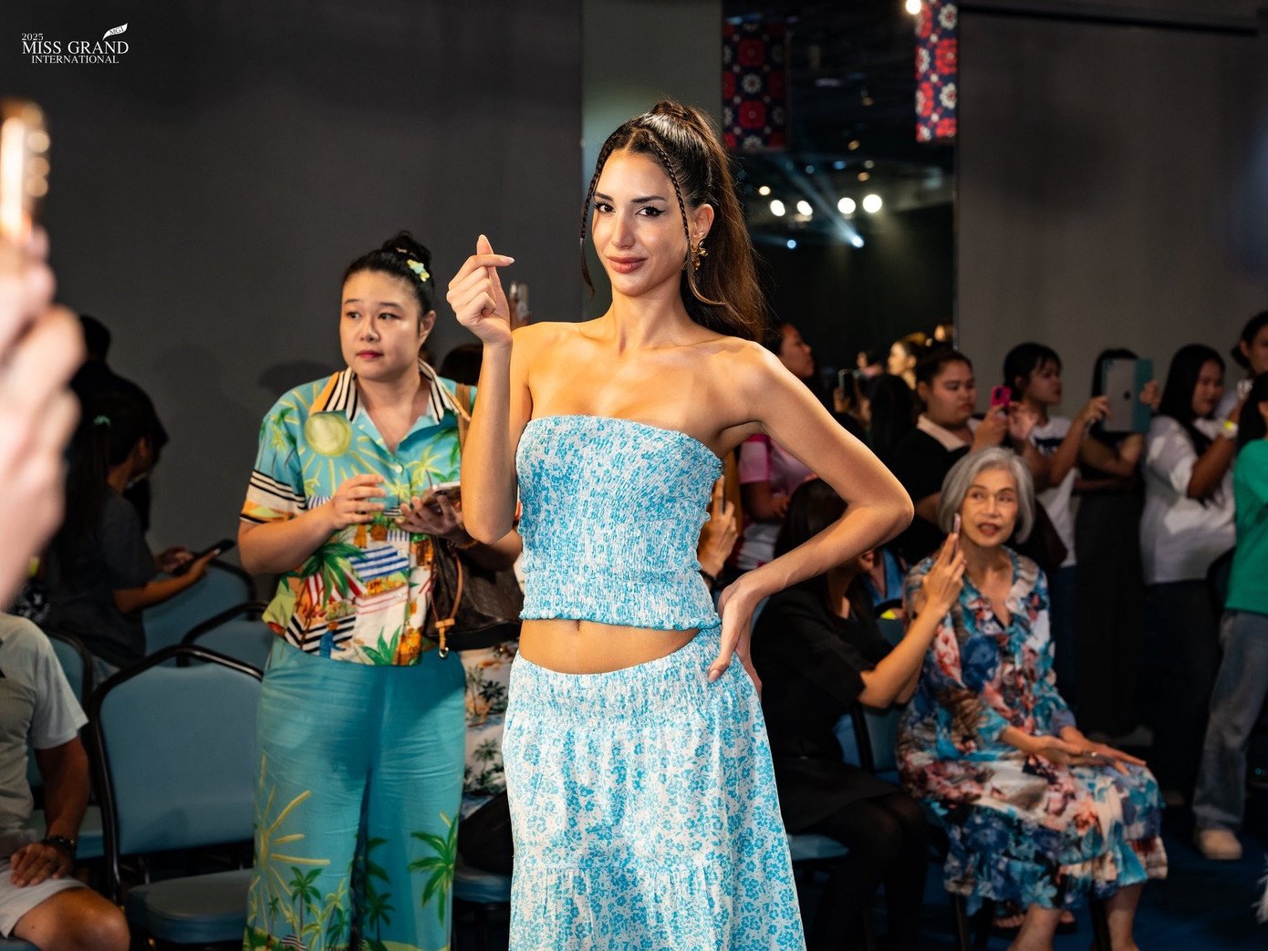 Dàn thí sinh khoe dáng trên sàn diễn. Cuộc thi bắt đầu từ ngày 1/10 với các hoạt động diễn ra ở hai thành phố Bangkok và Hua Hin. Chung kết Hoa hậu Hòa bình Quốc tế 2025 dự kiến diễn ra ngày 18/10. 77 thí sinh sẽ cùng cạnh tranh để trở thành người kế nhiệm của Hoa hậu Hòa bình 2024 Christine Juliane Opiza.