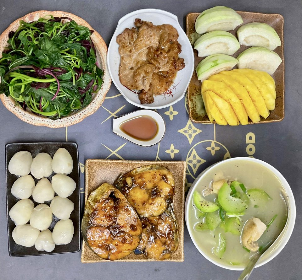 Cá thu rim - Thịt nướng - Rau dền luộc - Canh bí xanh - Vải, dứa, ổi