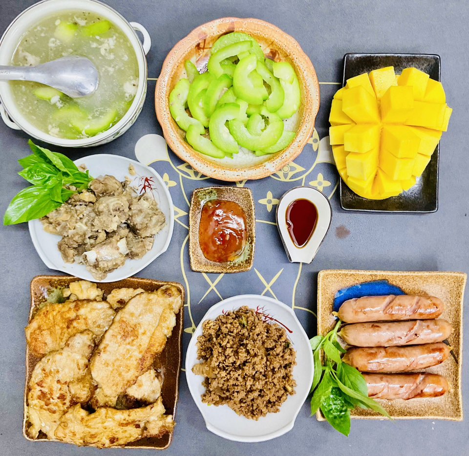 Sườn rim - Thịt nướng - Xúc xích - Thịt rang mắm tép - Bí xanh luộc - Xoài