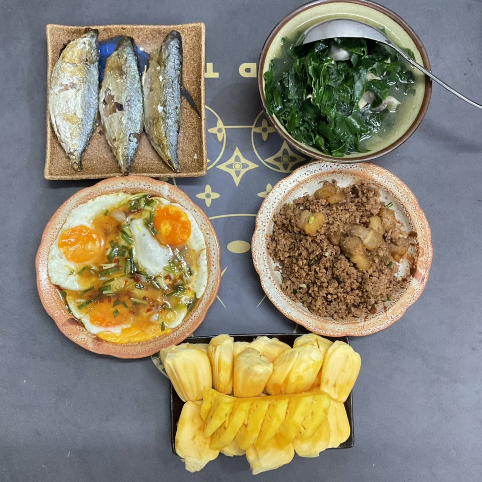 Cá nướng - Trứng xốt chua ngọt - Thịt rang mắm tép - Rau ngót - Dứa, mít