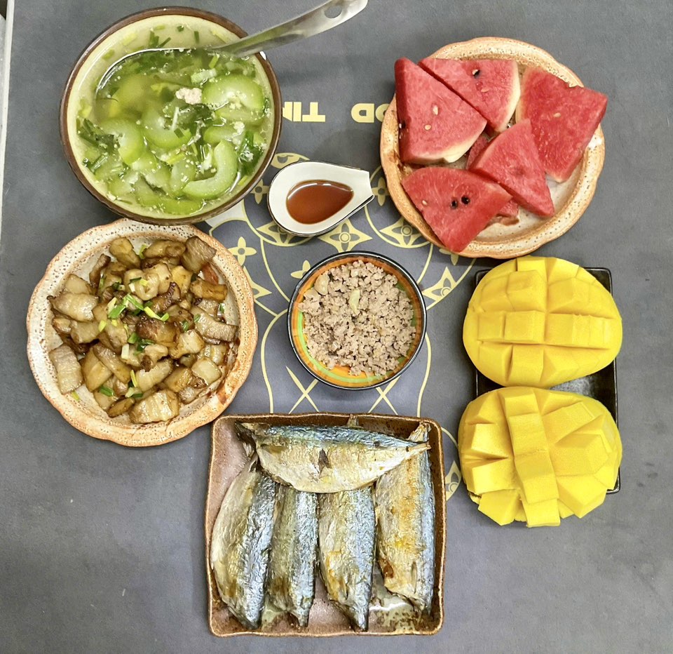 Cá nướng - Thịt rang - Thịt băm - Canh bí - Xoài, dưa hấu