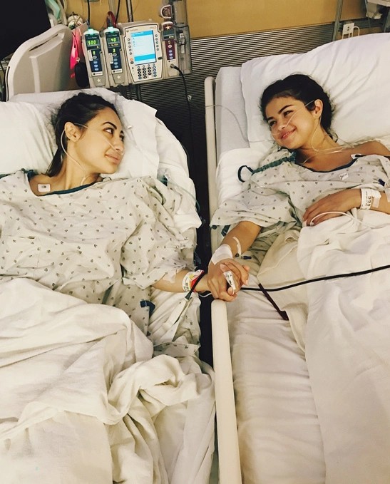 Selena và Francia Raisa sau ca ghép thận.
