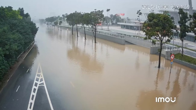 Đường gom Đại lộ Thăng Long (trước cửa Bảo tàng Quân sự Việt Nam) đang ngập úng trên diện rộng, sâu 10-30cm.