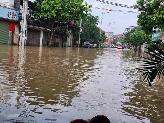 Đường tỉnh 35, đoạn qua xã Trung Giã (Hà Nội) vẫn đang bị ngập sâu.