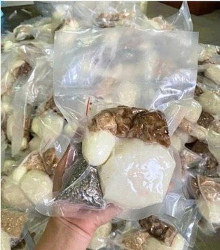 Thực phẩm hút chân không, đóng gói để bảo quản lâu hơn gửi đến người dân vùng lũ.