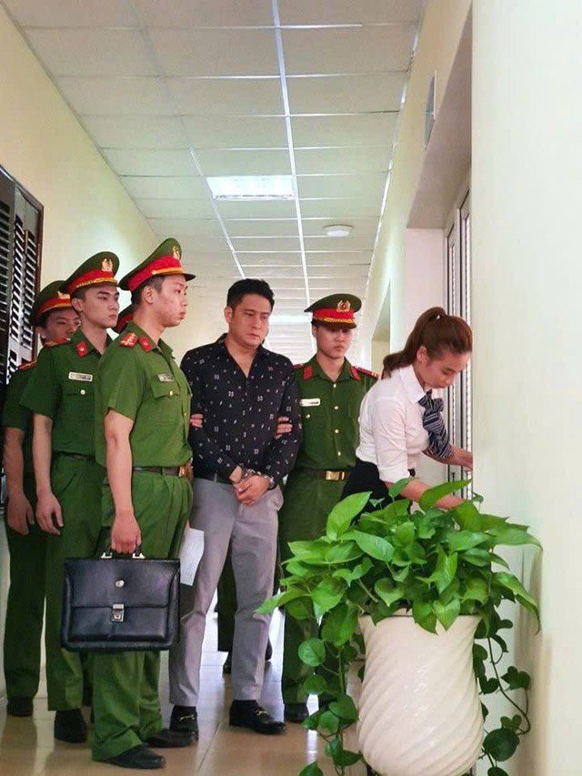 Hình ảnh Minh Tiệp bị bắt từng khiến gia đình anh gây xôn xao. Anh cho biết đây là cảnh quay trong phim "Sinh tử" (2020), anh nhận một vai cameo (khách mời) - vai Lê Vịnh, một mắt xích, nhân tố quan trọng khiến "một dây" các nhân vật trong phim bị bắt.