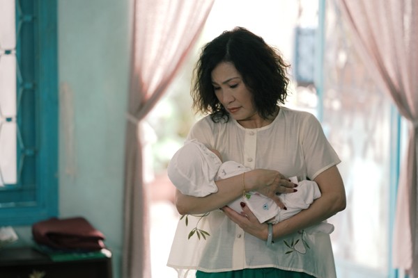 Hồng Đào trong phim nuôi và chăm sóc cháu ngoại nhưng ngoài đời chị muốn để các con tự quyết.