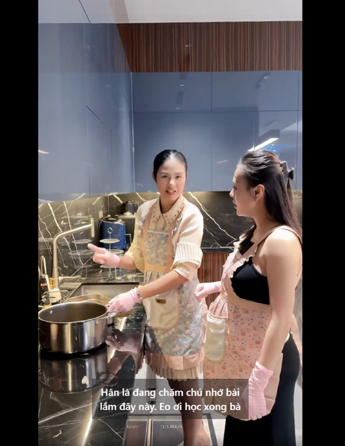 Phương Oanh và Ngọc Hân giữ được tình bạn thân thiết nhiều năm qua. Ngọc Hân từng khoe được Phương Oanh dạy nấu ăn.