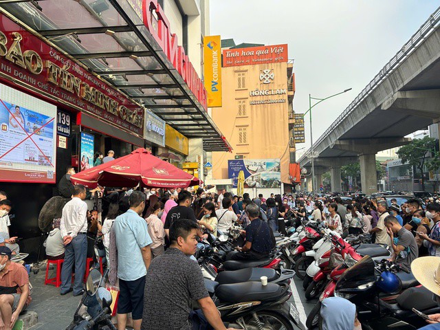 VIDEO: Người dân chen chúc xếp hàng mua vàng khi giá vượt 142 triệu đồng/lượng - 4