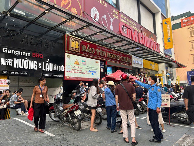 Khách liên tục đến cửa hàng thời điểm hơn 7 giờ sáng