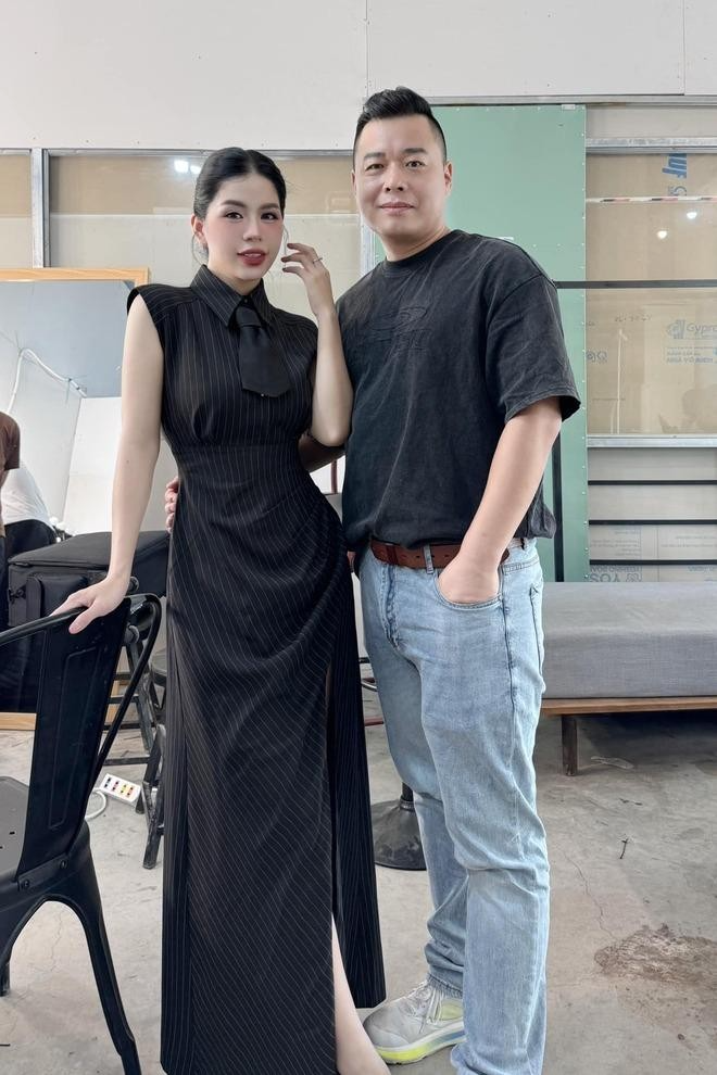 Dù không hoạt động trong showbiz Việt nhưng Tôn Bằng (SN 1981) vẫn được cộng đồng mạng biết đến khi là chồng cũ người ngoại quốc của Hằng Du Mục. Cả hai “đường ai nấy đi” không mấy êm đẹp khi thường xuyên xảy ra tranh cãi, đấu tố về vấn đề tài sản, con chung - con riêng.