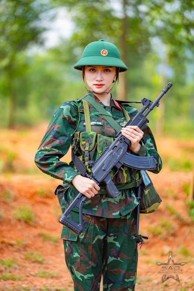 Hương Giang dù bận rộn cho Miss Universe nhưng vẫn tham gia "Sao nhập ngũ".