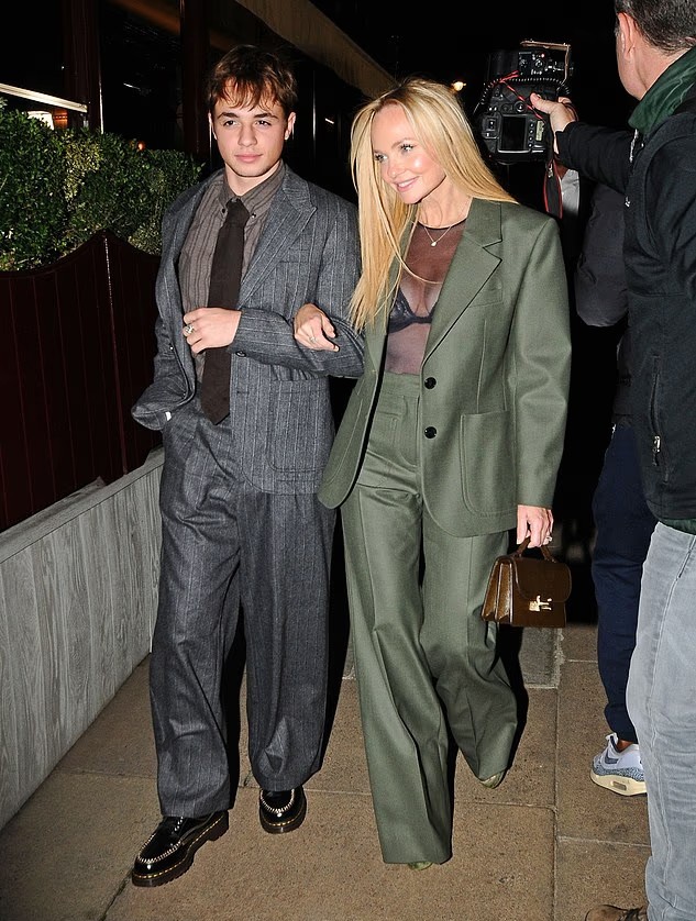 Emma Bunton rạng rỡ bên con trai 18 tuổi. Thành viên duy nhất không dự buổi chiếu là Mel B, tuy nhiên nữ ca sĩ - người đang công tác tại Mỹ - đã gửi hoa chúc mừng Victoria.