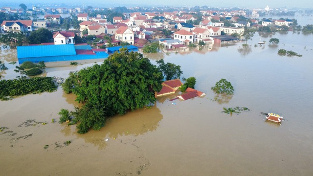 Khu vực Đồng Đạo, xã Hợp Thịnh, tỉnh Bắc Ninh, nước lũ đã dâng cao chạm đến mái nhà. Ảnh: Hợp Thịnh Express