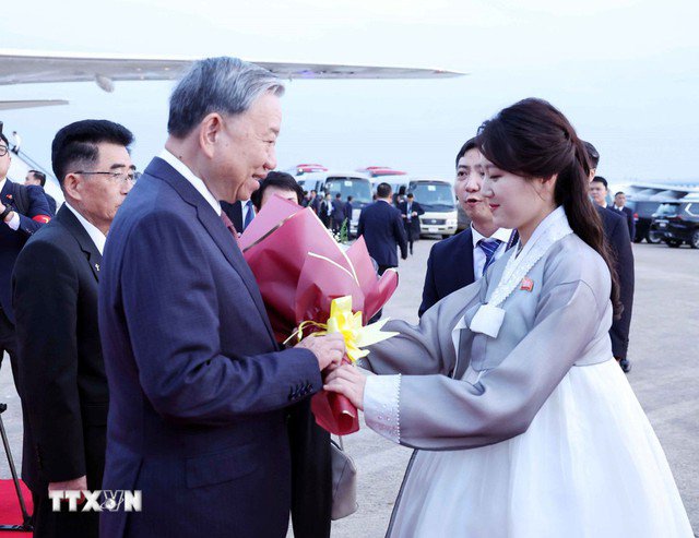 Thiếu nữ Triều Tiên tặng hoa Tổng Bí thư Tô Lâm. Ảnh: TTXVN