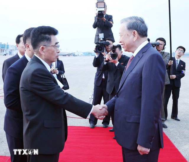 Ủy viên dự khuyết Bộ Chính trị, Ủy viên Quốc vụ, Trưởng ban Quốc tế, Ban Chấp hành Trung ương Đảng Lao động Triều Tiên Kim Song Nam chào đón Tổng Bí thư Tô Lâm tại chân cầu thang máy bay. Ảnh: TTXVN