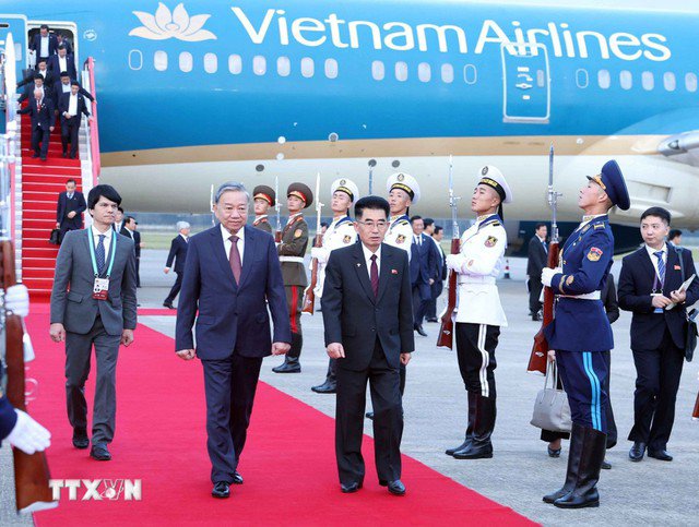 Chuyến thăm cấp Nhà nước tới Triều Tiên lần này của Tổng Bí thư Tô Lâm diễn ra đúng vào dịp hai nước đang thiết thực kỷ niệm 75 năm thiết lập quan hệ ngoại giao (1950-2025) và Năm Hữu nghị Việt Nam-Triều Tiên 2025, thể hiện sinh động sự coi trọng của hai Đảng, hai Nhà nước đối với mối quan hệ hữu nghị truyền thống Việt Nam-Triều Tiên. Ảnh: TTXVN