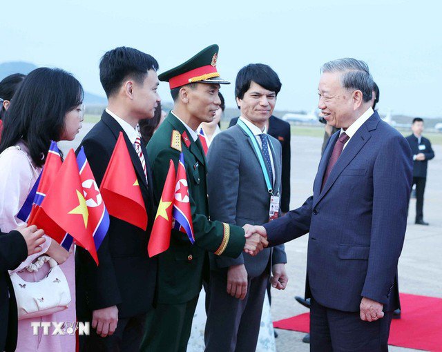 Đại sứ Đặc mệnh toàn quyền Việt Nam tại Triều Tiên Lê Bá Vinh; đại diện cán bộ, nhân viên Đại sứ quán Việt Nam tại Triều Tiên đón Tổng Bí thư Tô Lâm tại Sân bay quốc tế Bình Nhưỡng. Ảnh: TTXVN