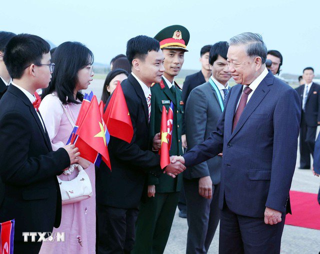 Cán bộ, nhân viên Đại sứ quán Việt Nam tại Triều Tiên đón Tổng Bí thư Tô Lâm tại Sân bay quốc tế Bình Nhưỡng. Ảnh: TTXVN