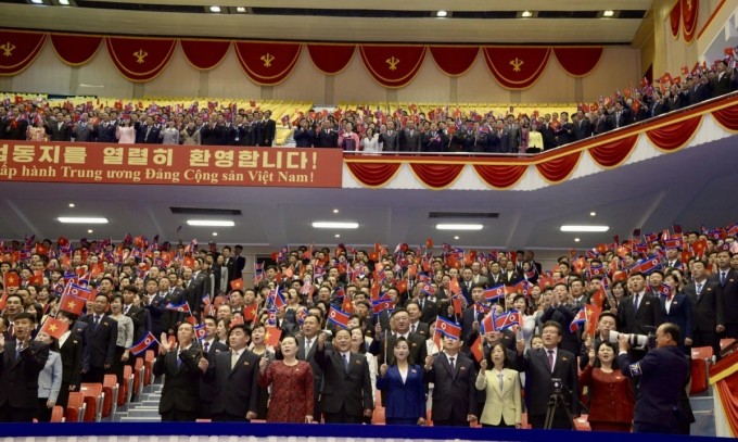 Người dân tham dự lễ đón Tổng Bí thư Tô Lâm tại Bình Nhưỡng ngày 9/10. Ảnh: VOV