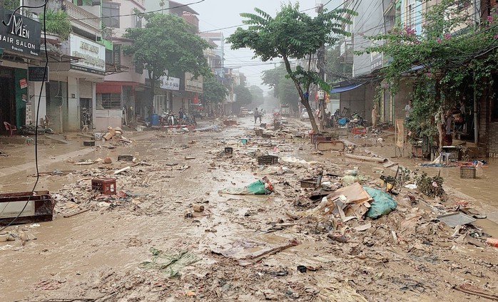 Đường tại tỉnh Thái Nguyên ngập bùn, rác thải. Ảnh: Bùi Tùng