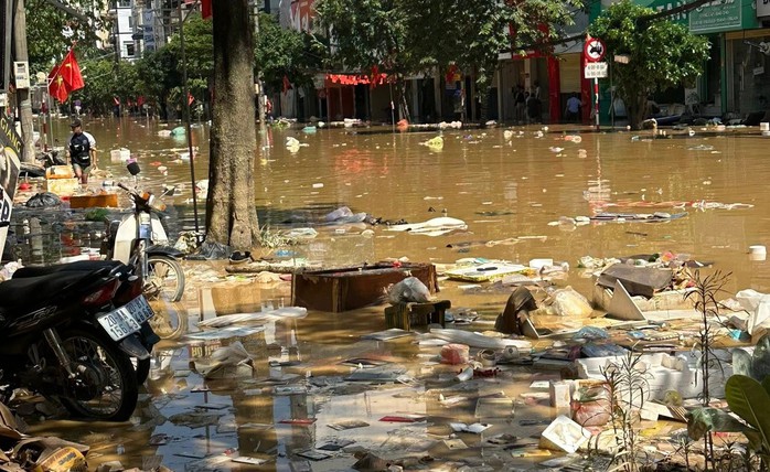 Nhiều tuyến đường ngập bùn đất, rác; ngoài ra nhiều tài sản của người dân cũng bị cuốn trôi theo dòng nước lũ, hư hại hoàn toàn. Ảnh: Facebook