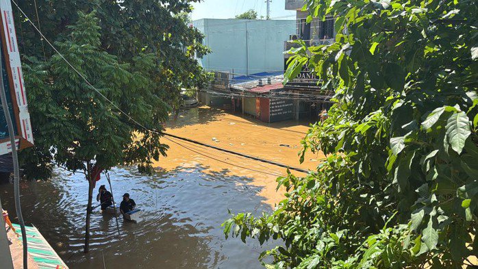 Nhiều khu dân cư đến trưa 9-10 nước vẫn chưa rút. Ảnh: Facebook