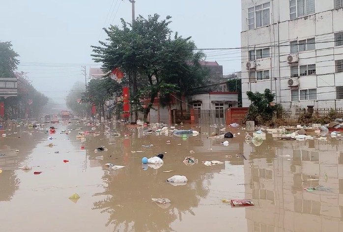 Nhiều tuyến đường ngập bùn đất, rác thải. Ảnh: Bùi Tùng