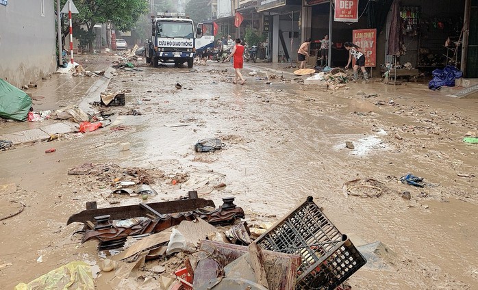 Người dân tất bật dọn dẹp nhà cửa, đường phố. Ảnh: Bùi Tùng