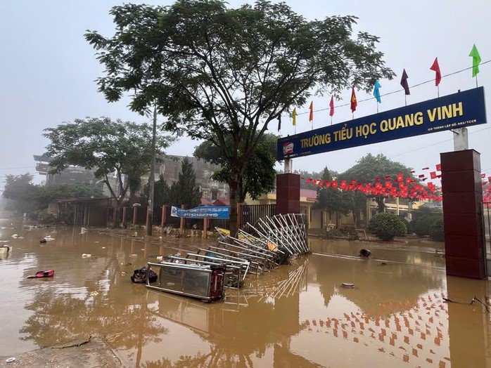 Trước cổng trường TH Quang Vinh, phường Quán Triều, tỉnh Thái Nguyên. Ảnh: Facebook