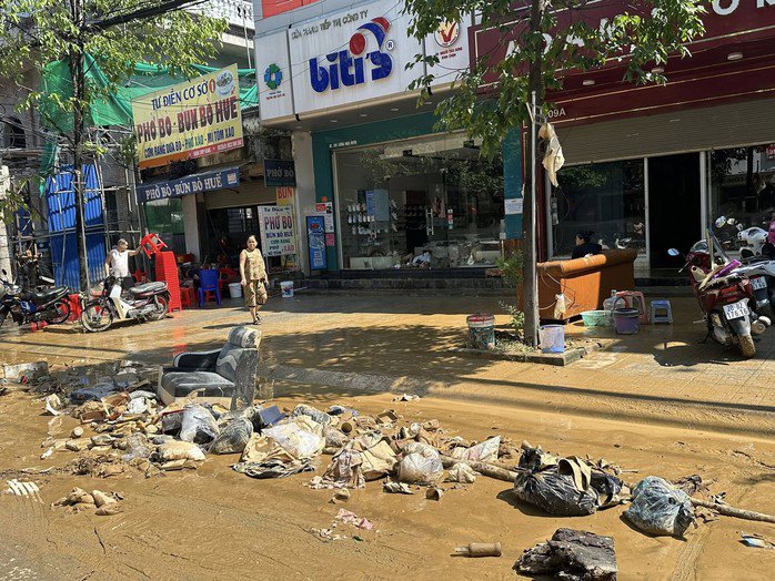 Trời hửng nắng, người dân tỉnh Thái Nguyên dọn dẹp nhà cửa, cửa hàng sau trận lũ lịch sử. Ảnh: Facebook