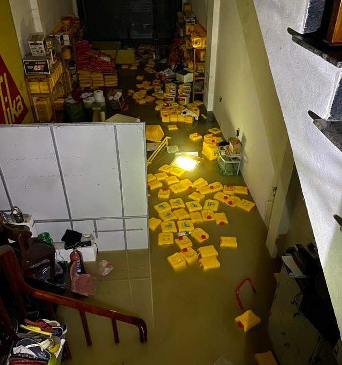 Nhiều nhà dân nước chưa rút, vẫn ngập sâu ở tầng 1. Ảnh: Facebook