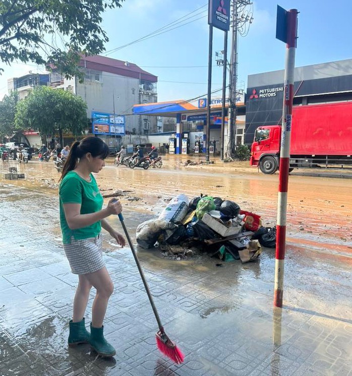 Người dân tranh thủ nước rút tới đâu dọn tới đó. Ảnh: Facebook