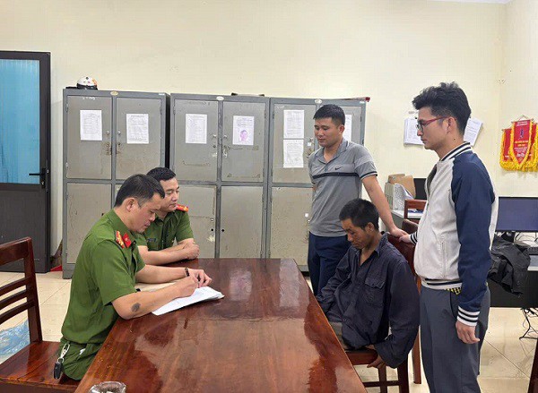 Đối tượng Vì Văn Tăm (thứ 2 từ phải sang). Ảnh: Công an Sơn La.