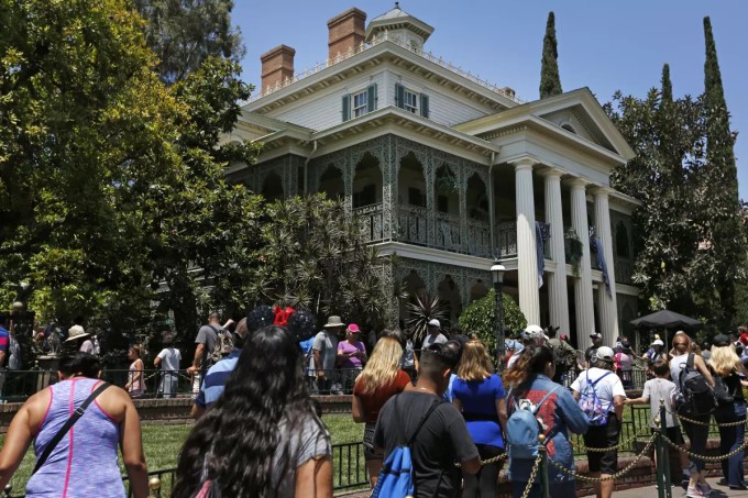 Du khách xếp hàng chờ tham quan Ngôi nhà ma ám tại Disneyland ở Anaheim, California, Mỹ. Ảnh: Gary Coronado/Los Angeles Times
