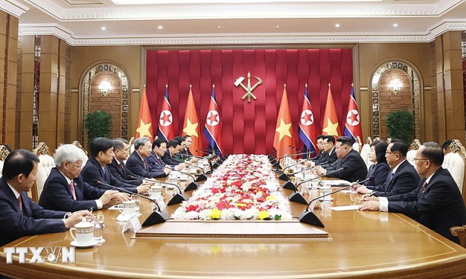 Tổng Bí thư Tô Lâm và Tổng Bí thư, Chủ tịch Quốc vụ Triều Tiên Kim Jong-un trong cuộc hội đàm ngày 9/10. Ảnh: TTXVN