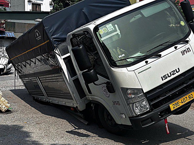 Ô tô tải sập bánh sau, miệng hố rộng khoảng hơn 2 mét.