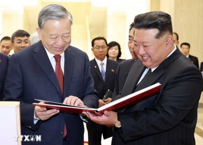 Tổng Bí thư Tô Lâm trao tặng sách ảnh cho Tổng Bí thư, Chủ tịch Quốc vụ Triều Tiên Kim Jong-un sau cuộc hội đàm ngày 9/10. Ảnh: TTXVN