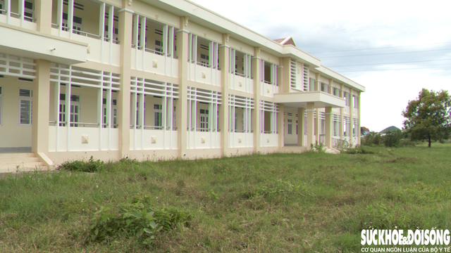 Ngôi trường khang trang đã được xây xong từ lâu nhưng chưa đi vào hoạt động. Ảnh: D.N