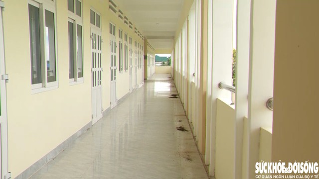 Ngôi trường được xây dựng khang trang đang bị bỏ hoang. Ảnh: D.N