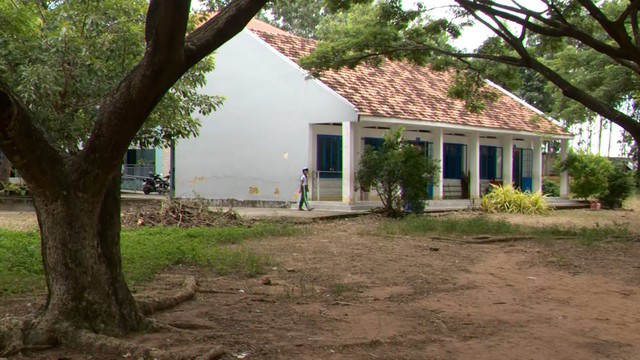 Trường mới xây xong gần 4 năm nhưng vẫn "cửa đóng then cài", trong khi ngôi trường đang học được xây dựng từ năm 2001, chắp vá, xuống cấp và không đồng bộ. Ảnh: D.N