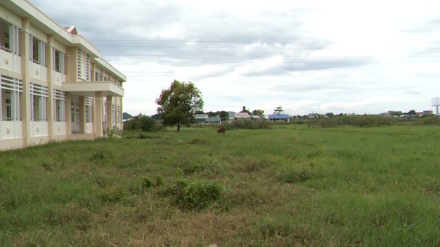 Trường hơn 14 tỷ xây xong rồi… bỏ hoang - 5