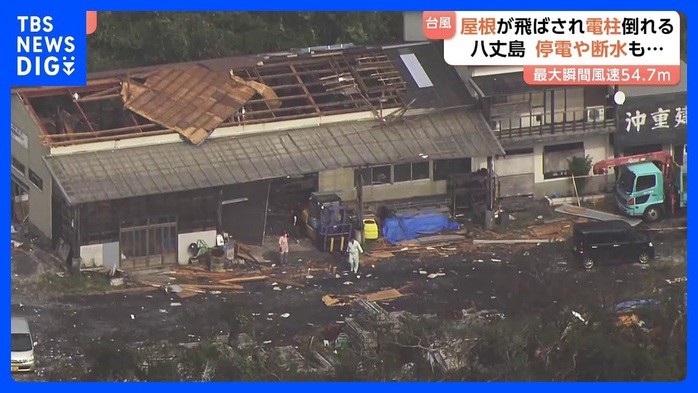 Tại đảo Hachijō, nhà cửa bị tốc mái, cột điện bị đổ, mất điện và mất nước. Tốc độ gió giật tối đa đạt mức rất cao là 54.7 mét/giây. Ảnh: TBS NEWS DIG